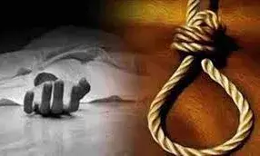 रात को खाना खाकर निकले युवक की मंदिर के पास पेड़ से लटकी मिली लाश, गांव में मचा कोहराम