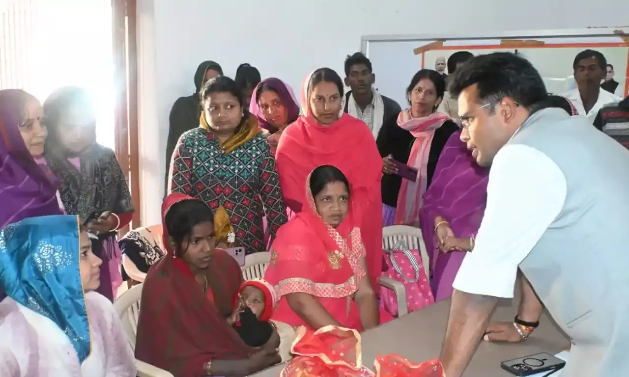 आकोला में ग्राम उत्थान शिविर का जिला कलक्टर ने किया अवलोकन