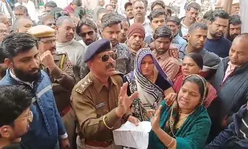 आमेट में भूख हड़ताल पर बैठे युवकों की तबीयत बिगड़ी, मुख्य मार्ग जाम