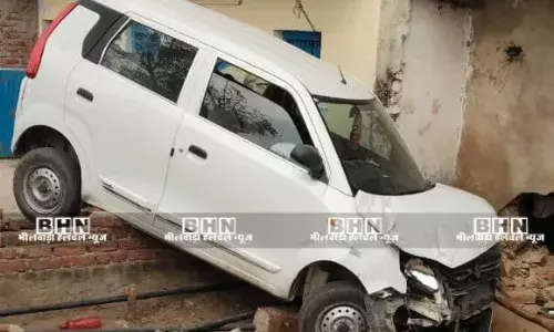 दूध टैंकर ने कार को मारी टक्कर हादसे में बचा परिवार बाल बाल दूध टैंकर ने कार को मारी टक्कर हादसे में बचा परिवार बाल बाल