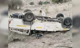 सवारियों से भरी बोलेरो कैंपर पलटी, एक ही परिवार के 26 लोग घायल, विधायक पहुंचे जिला अस्पताल