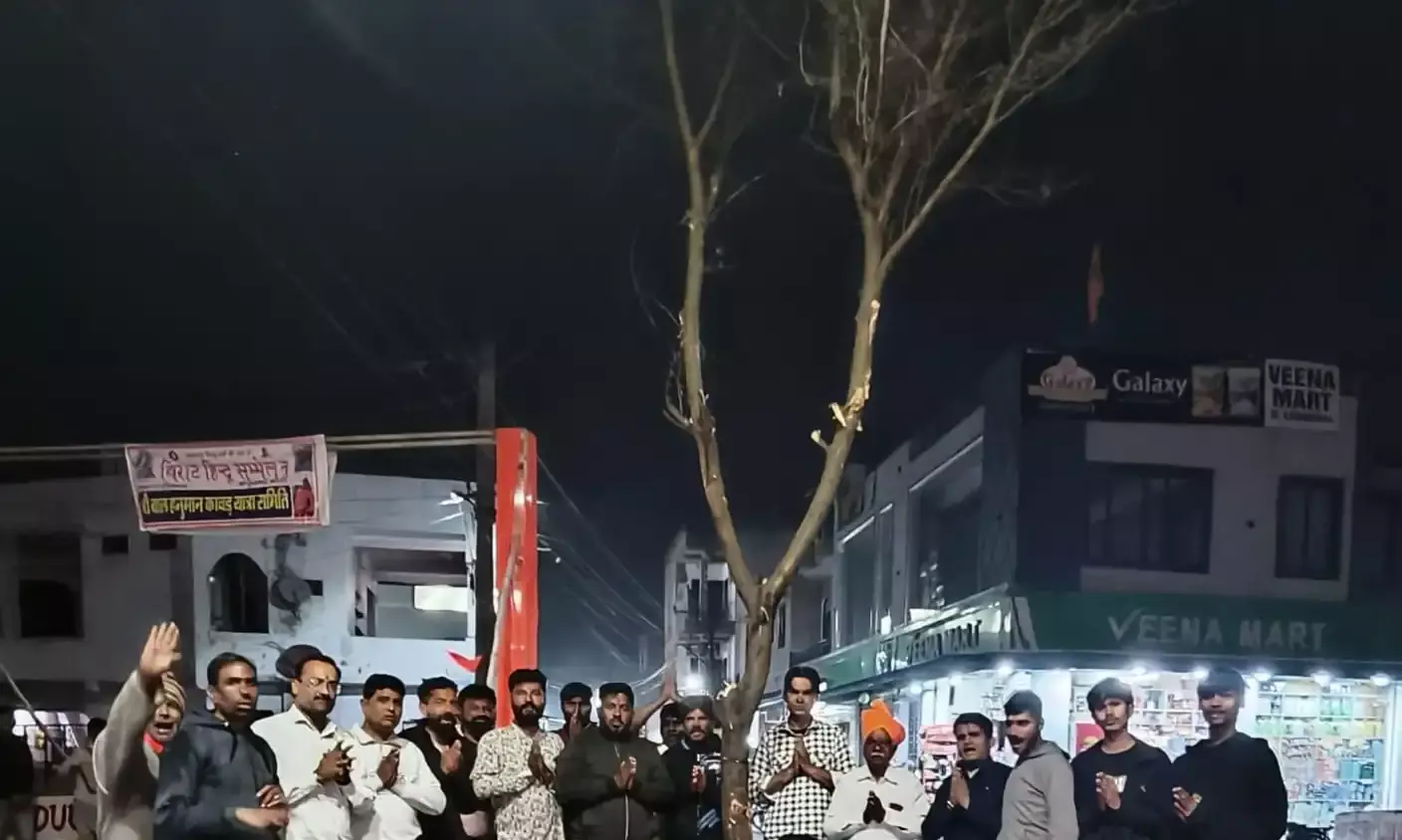 भीलवाड़ा: शुभ मुहूर्त में रोपा गया होली का डांडा, ढोल-नगाड़ों और फाग गीतों के साथ पर्व का आगाज़ भीलवाड़ा: शुभ मुहूर्त में रोपा गया होली का डांडा, ढोल-नगाड़ों और फाग गीतों के साथ पर्व का आगाज़