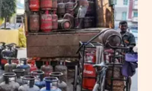 बजट से पहले महंगाई का झटका: कॉमर्शियल गैस सिलेंडर की कीमतों में ₹50 का उछाल, घरेलू उपभोक्ता सुरक्षित बजट से पहले महंगाई का झटका: कॉमर्शियल गैस सिलेंडर की कीमतों में ₹50 का उछाल, घरेलू उपभोक्ता सुरक्षित