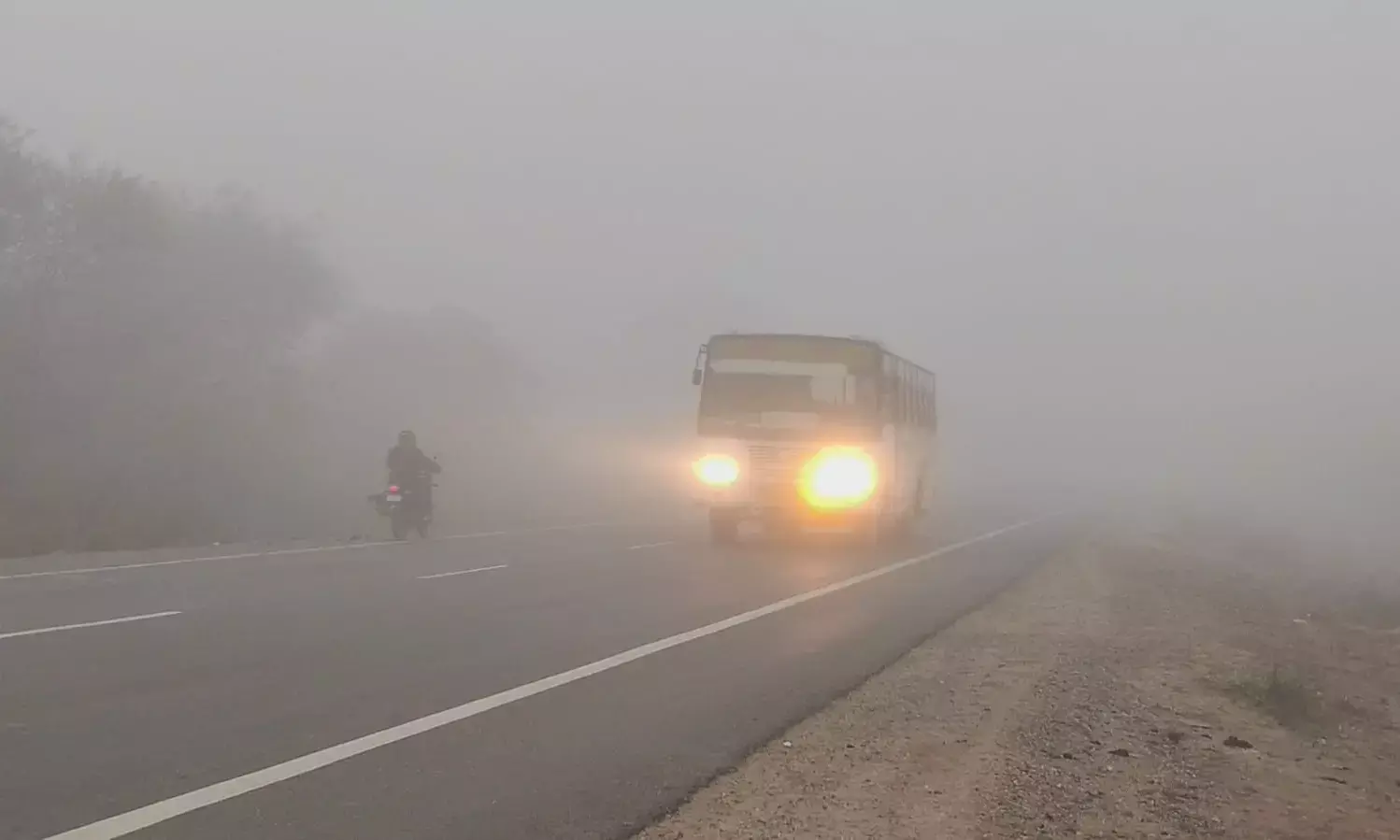 घने कोहरे से जनजीवन प्रभावित, हेडलाइट जलाकर गुजरते दिखे वाहन