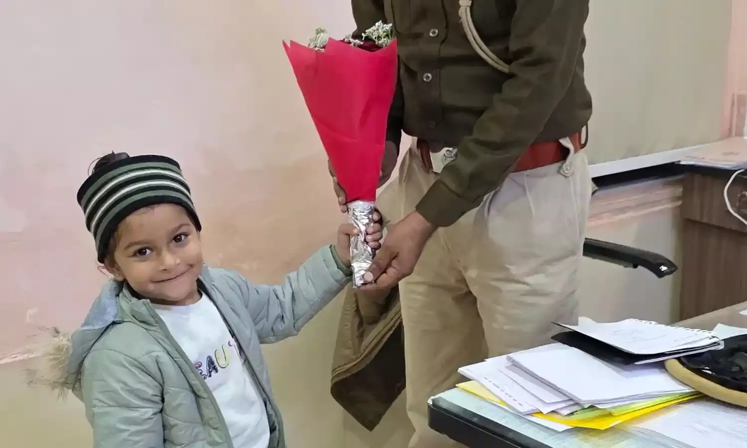 बजरी माफिया के आतंक से बाल बाल बची बच्ची आयाना, थाने पहुंचकर बोली पुलिस को धन्यवाद