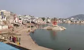 पुष्कर: वीजा नियमों का उल्लंघन करने पर दो ब्रिटिश पर्यटकों को देश छोड़ने का नोटिस, फिलिस्तीन के समर्थन में लगाए थे स्टीकर