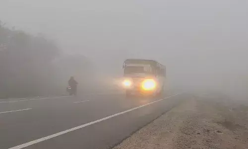 घने कोहरे से जनजीवन प्रभावित, हेडलाइट जलाकर गुजरते दिखे वाहन