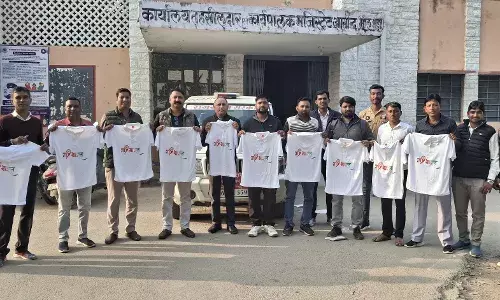 जिला स्तरीय दो दिवसीय खेल प्रतियोगिता 5 और 6 फरवरी को लाछुड़ा में होगी आयोजित, खिलाड़ियों की टी शर्ट का तहसीलदार ने किया विमोचन