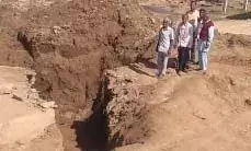 कुएं की मिट्टी ढहने से बड़ा हादसा, चार युवक दबे, दो की मौत