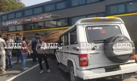 हाइवे पर बोलेरो और ट्रैवल्स बस की भिड़ंत, सांवरियाजी जा रहे नौ श्रद्धालु घायल