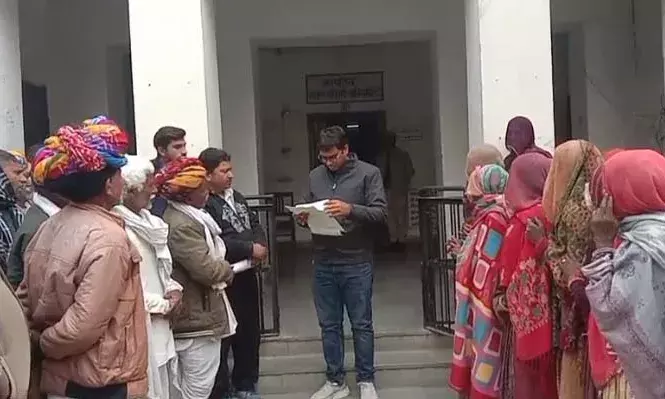 राजस्व रिकॉर्ड में दर्ज रास्ते पर अतिक्रमण, ग्रामीणों ने उपखंड अधिकारी को सौंपा ज्ञापन