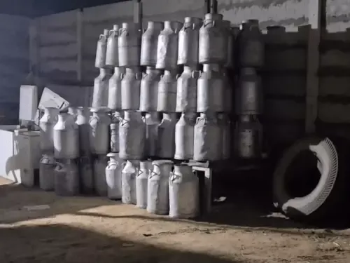 मिलावटी दूध की फैक्ट्री का भंडाफोड़: कास्टिक सोडा और ऑयल से बन रहा था सफेद जहर, 5 गिरफ्तार