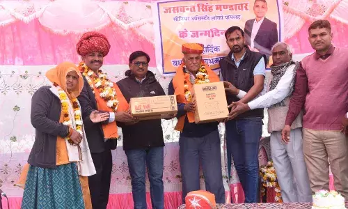 मण्डावर के विभिन्न विद्यालयों में इलेक्ट्रिक बेल, लाइब्रेरी रैक व स्वेटर वितरण