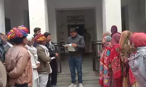 राजस्व रिकॉर्ड में दर्ज रास्ते पर अतिक्रमण, ग्रामीणों ने उपखंड अधिकारी को सौंपा ज्ञापन