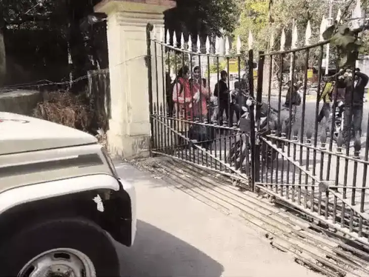 प्रिंसिपल को चैम्बर में बंद किया, विरोध पर उतरी छात्राएं