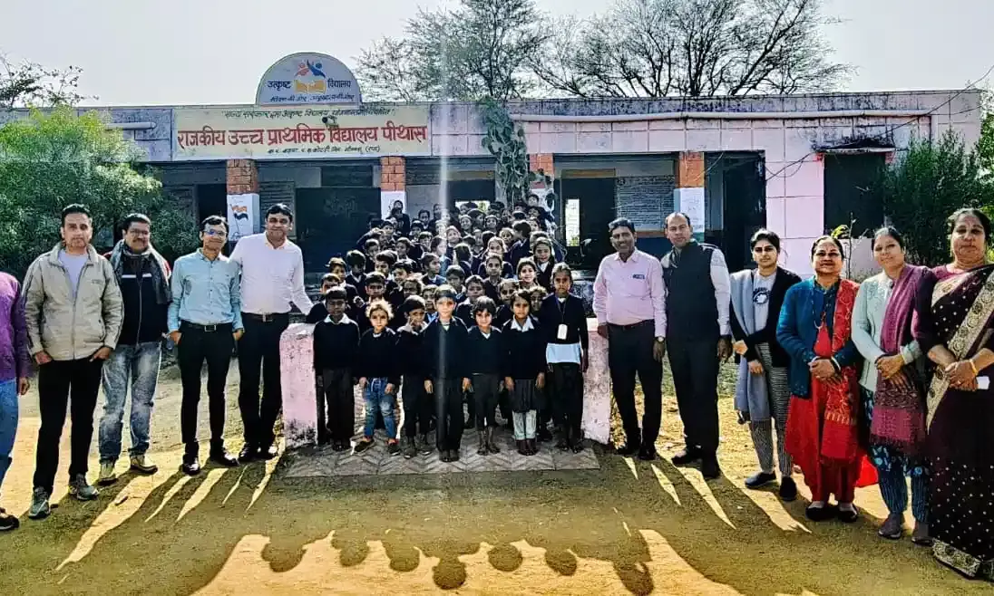 पीथास विद्यालय में 109 छात्र छात्राओं को स्वेटर वितरण किए