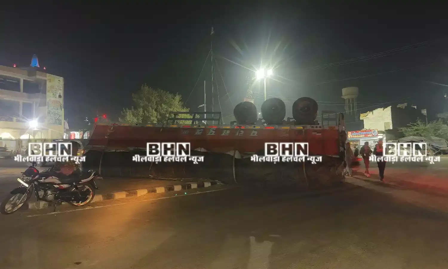 नशे में चालक मोड़ पर बेकाबू ट्रेलर पलटा, टला बड़ा हादसा