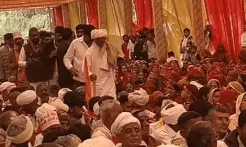 खेजड़ी बचाने के लिए बीकानेर में अनिश्चितकालीन अनशन तीसरे दिन भी जारी, सर्दी में डटे सैकड़ों पर्यावरण प्रेमी खेजड़ी बचाने के लिए बीकानेर में अनिश्चितकालीन अनशन तीसरे दिन भी जारी, सर्दी में डटे सैकड़ों पर्यावरण प्रेमी