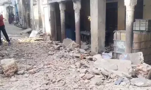 बहरोड़ में चलती बाइक पर गिरा जर्जर मकान का छज्जाः जुड़वा बच्चों समेत पिता मलबे में दबे; बच्चे जयपुर रेफर, पिता की हालत स्थिर