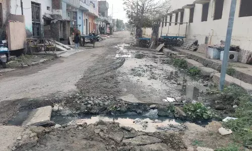 अधूरे रोड निर्माण और खुले नालों ने बढ़ाई मुसीबत, हादसे को न्योता दे रही प्रशासन की लापरवाही अधूरे रोड निर्माण और खुले नालों ने बढ़ाई मुसीबत, हादसे को न्योता दे रही प्रशासन की लापरवाही