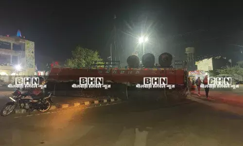नशे में चालक मोड़ पर बेकाबू ट्रेलर पलटा, टला बड़ा हादसा