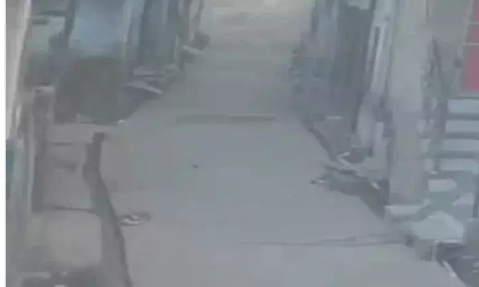 मौत बनकर गिरा 100 साल पुराने मकान का छज्जा: पिता की मौत, मासूम जुड़वा बच्चे अस्पताल में जंग लड़ रहे