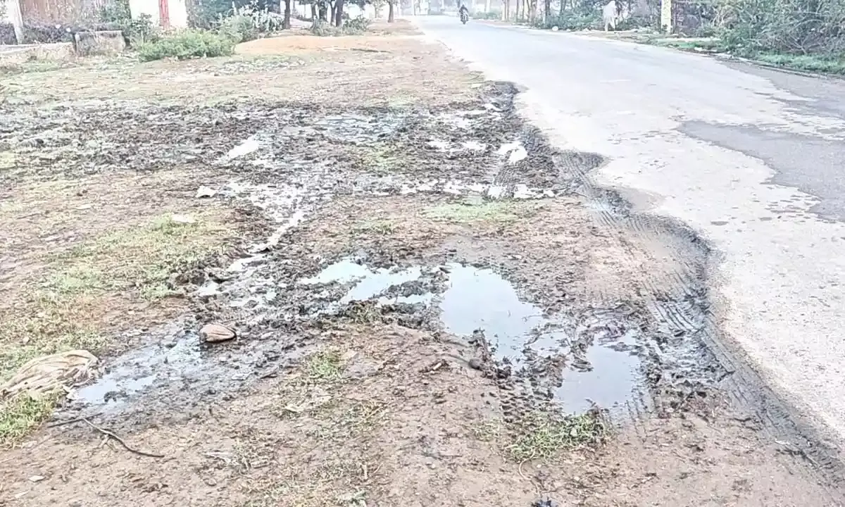 लापरवाही की हद, बड़ी हरणी में साल भर से बह रहा चंबल का पानी, गंदा पेयजल पीने को मजबूर लोग