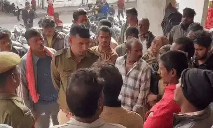 लूट की नियत से मजदूर की चाकू मारकर हत्या:डॉक्टर पर लापरवाही का आरोप लगाते हुए परिजनों का हंगामा