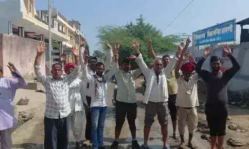 जर्जर सड़क को लेकर बामणी के ग्रामीणों ने किया प्रदर्शन, प्रशासन को दी चेतावनी