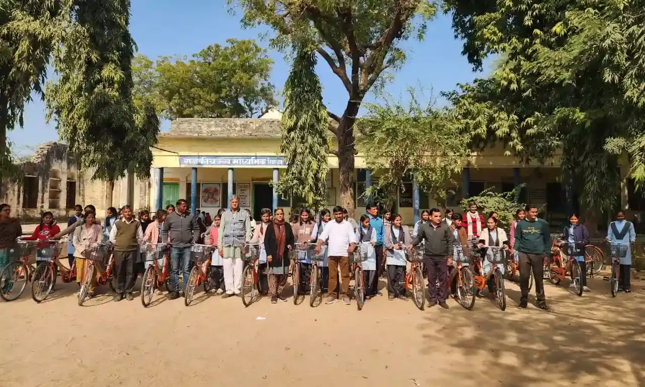 आकोला में विद्यालय में 32 साइकिल वितरण
