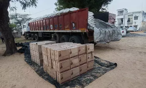 ट्रक में चावल के नीचे छुपी शराब जब्त, दो गिरफ्तार ट्रक में चावल के नीचे छुपी शराब जब्त, दो गिरफ्तार