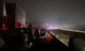 मुंबई पुणे हाईवे पर गैस टैंकर पलटने से घंटों जाम, फंसे उद्योगपति को बुलाना पड़ा हेलीकॉप्टर मुंबई पुणे हाईवे पर गैस टैंकर पलटने से घंटों जाम, फंसे उद्योगपति को बुलाना पड़ा हेलीकॉप्टर