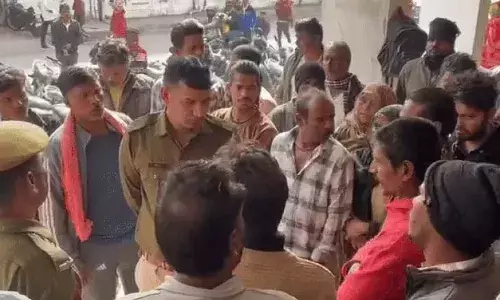 लूट की नियत से मजदूर की चाकू मारकर हत्या:डॉक्टर पर लापरवाही का आरोप लगाते हुए परिजनों का हंगामा