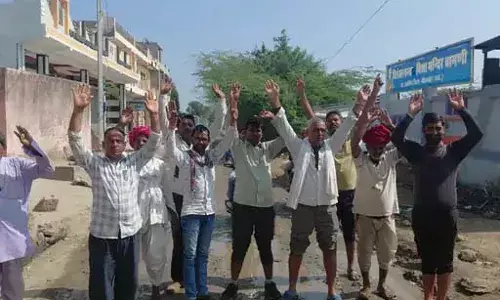 जर्जर सड़क को लेकर बामणी के ग्रामीणों ने किया प्रदर्शन, प्रशासन को दी चेतावनी जर्जर सड़क को लेकर बामणी के ग्रामीणों ने किया प्रदर्शन, प्रशासन को दी चेतावनी