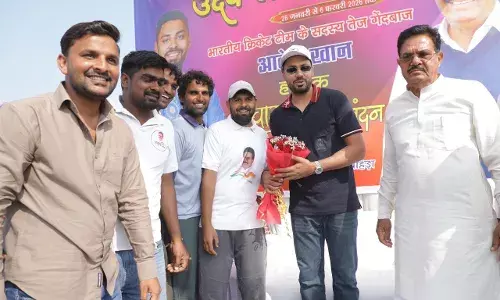 भारतीय क्रिकेट टीम के तेज़ गेंदबाज खान एवं आंजना ने बढ़ाया खिलाड़ियों का उत्साह भारतीय क्रिकेट टीम के तेज़ गेंदबाज खान एवं आंजना ने बढ़ाया खिलाड़ियों का उत्साह