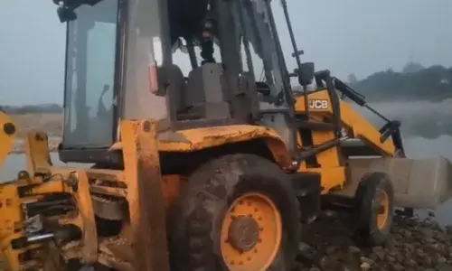 बनास नदी में पुलिस की दबिश, 2 जेसीबी मशीनें और 5 ट्रैक्टर जब्त