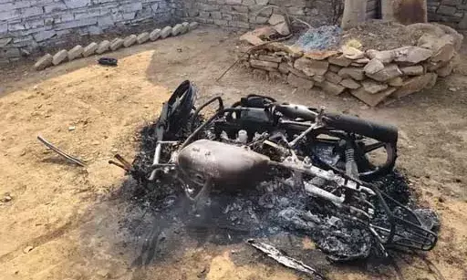 युवक को बंधक बनाकर पेट्रोल छिड़ककर जलाया, 30 प्रतिशत झुलसा, बाइक जली