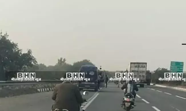 ट्रेलर की टक्कर से दो युवकों की दर्दनाक मौत, लगा जाम ट्रेलर की टक्कर से दो युवकों की दर्दनाक मौत, लगा जाम