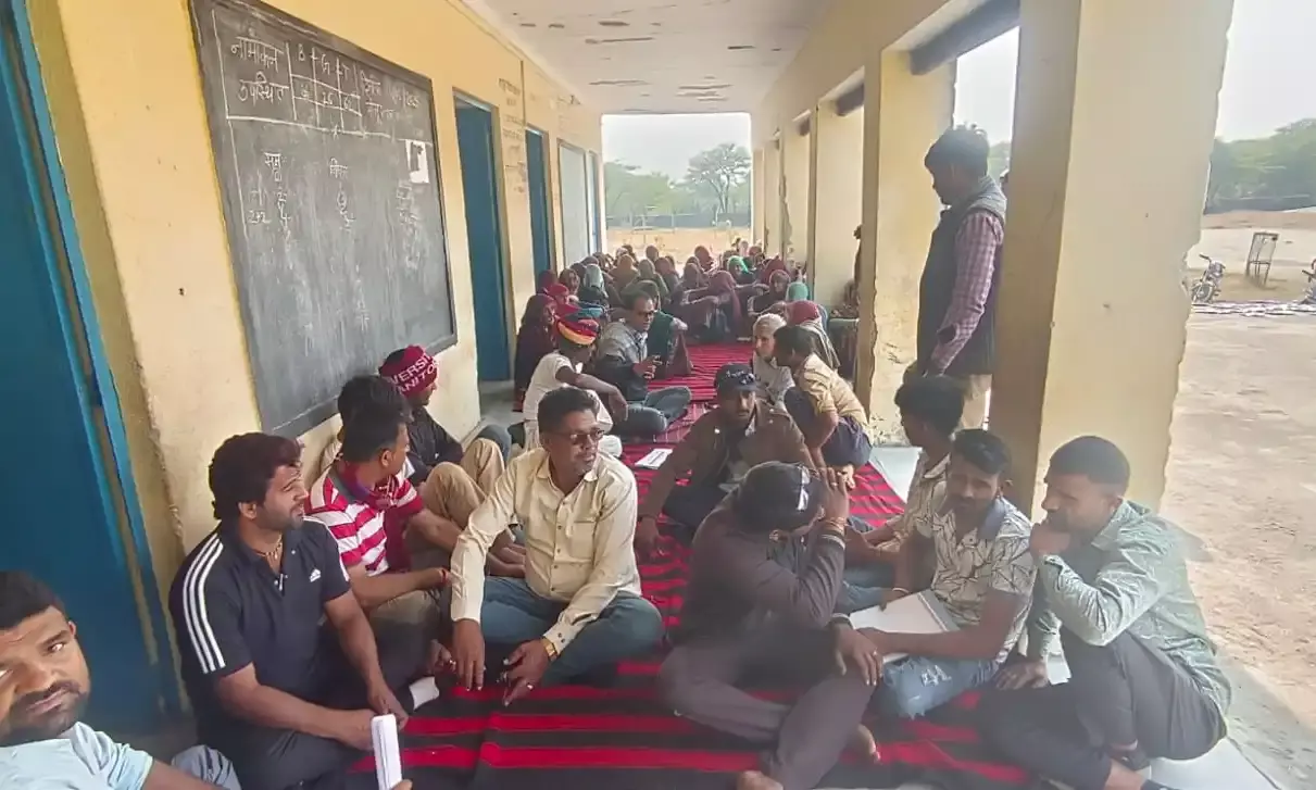 रघुनाथपुरा स्कूल की शिक्षा व्यवस्था चरमराई, शिक्षकों की कमी और गैरहाजिरी पर ग्रामीणों का फूटा गुस्सा
