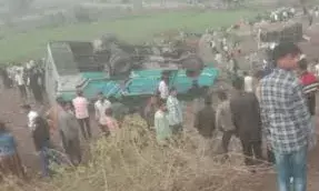 बांसवाड़ा में भीषण हादसा: बारातियों से भरी बस पलटी, 3 की मौत और 40 से ज्यादा घायल