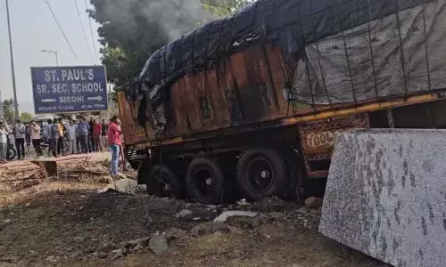 सिरोही में बड़ा सड़क हादसा, ट्रेलर और कार की टक्कर से लगी आग सिरोही में बड़ा सड़क हादसा, ट्रेलर और कार की टक्कर से लगी आग