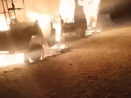 बाइक सवार बदमाशों ने दो ऑटो में लगाई आग, लोगों ने काबू पाया बाइक सवार बदमाशों ने दो ऑटो में लगाई आग, लोगों ने काबू पाया