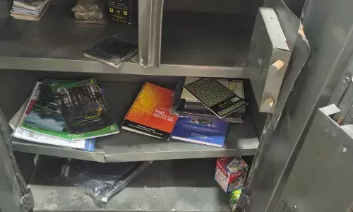 श्रीगंगानगर में सूरतगढ़ रोड पर ट्रैक्टर मार्केट में बड़ी चोरी: 6.5 लाख की नकदी गायब, पुलिस जांच में संदिग्धों की पहचान श्रीगंगानगर में सूरतगढ़ रोड पर ट्रैक्टर मार्केट में बड़ी चोरी: 6.5 लाख की नकदी गायब, पुलिस जांच में संदिग्धों की पहचान