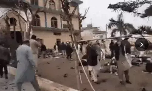 पाकिस्तानी शिया मस्जिद में जुमे की नमाज के दौरान धमाका : 50 से ज्यादा लोगों की मौत की खबर पाकिस्तानी शिया मस्जिद में जुमे की नमाज के दौरान धमाका : 50 से ज्यादा लोगों की मौत की खबर