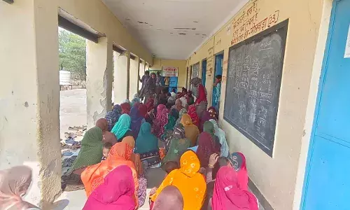 विद्यालय में शिक्षकों की कमी और अनियमित उपस्थिति से शिक्षा व्यवस्था प्रभावित