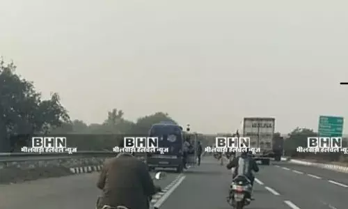 ट्रेलर की टक्कर से दो युवकों की दर्दनाक मौत, लगा जाम