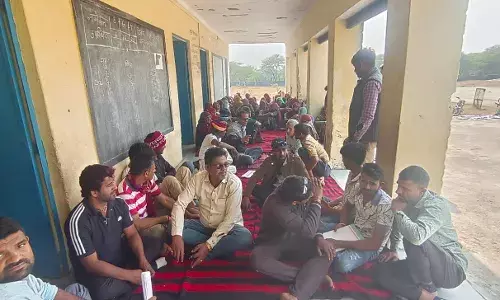 रघुनाथपुरा स्कूल की शिक्षा व्यवस्था चरमराई, शिक्षकों की कमी और गैरहाजिरी पर ग्रामीणों का फूटा गुस्सा