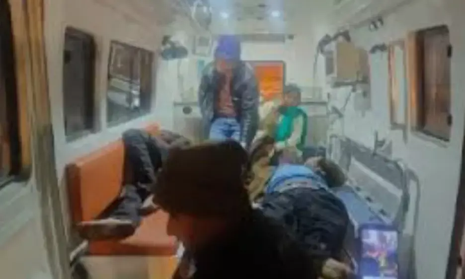 यमुना एक्सप्रेस-वे पर भीषण हादसा: बस से उतरे यात्रियों को कंटेनर ने रौंदा, 6 की मौत