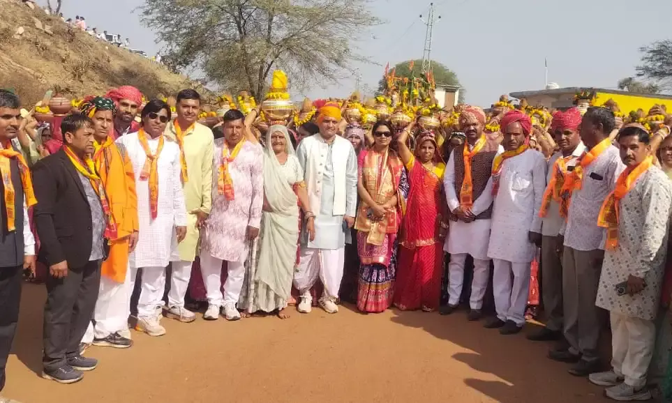 पंच दिवसीय नव कुंडलीय श्री राम महायज्ञ एवम मूर्ति प्राण प्रतिष्ठा को लेकर शोभायात्रा का हुआ आयोजन