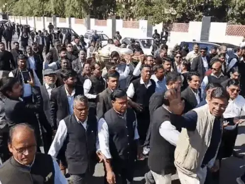 नई अदालत की सुविधाओं को लेकर वकीलों का आंदोलन तेज, हजारों मामलों की सुनवाई प्रभावित नई अदालत की सुविधाओं को लेकर वकीलों का आंदोलन तेज, हजारों मामलों की सुनवाई प्रभावित